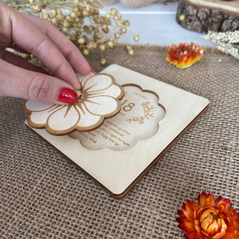 Drewniana Kartka na Osiemnastkę 18 Urodziny z Grawerem KWIAT puzzel