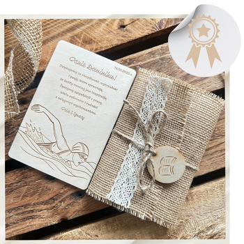 Drewniana Kartka Dla Nauczyciela z Motywem Pływaka Podziękowanie Grawer Eko